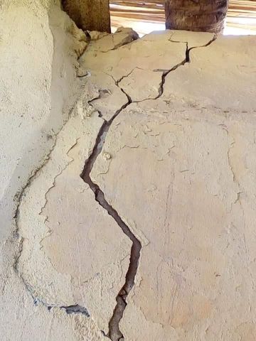 استغاثة سيدة نتيجة إنهيار جدران منزلها بقرية دهميت