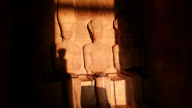 تعامد الشمس على تمثال رمسيس الثانى بمعبد ابو سمبل 
