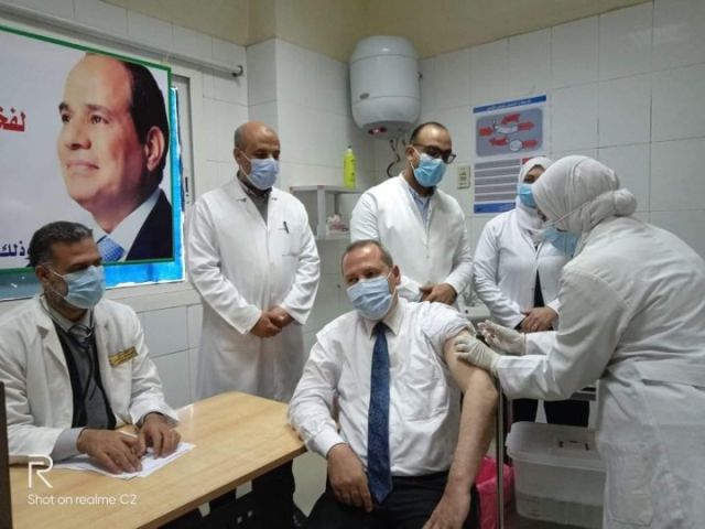 سعد مكي يتلقى الجرعة الأولى من لقاح فيروس كورونا 
