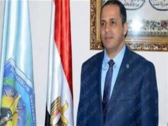 رئيس جامعة دمنهور يوجه التحية لرجال هيئة قناة السويس ويشيد بنجاح مصر فى تعويم السفينة الجانحة.