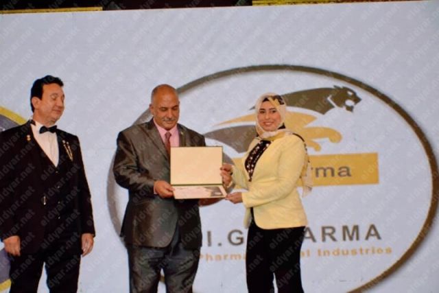 بالصور .. تكريم الصحفية أميرة عزالدين بـ جائزة التميز  بملتقى الإبداع للدبلوماسية الدولية