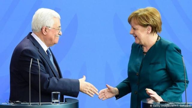 المستشارة الألمانية أنجيلا ميركل و الرئيس الفلسطيني محمود عباس
