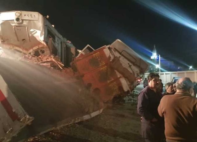 سكرتير عام محافظ السويس يتفقد إزالة آثار حادث تصادم قطار بسيارة نقل بمزلقان عامر