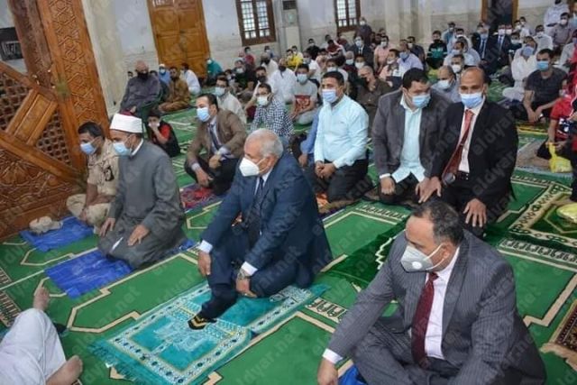 محافظ الوادي الجديد يؤدى صلاة عيد الفطر المبارك بمسجد ناصر بالخارجة وسط إلتزام بالإجراءات الإحترازية