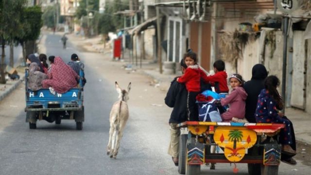 عائلات فلسطينية تنزح من منازلها في شمال غزة
