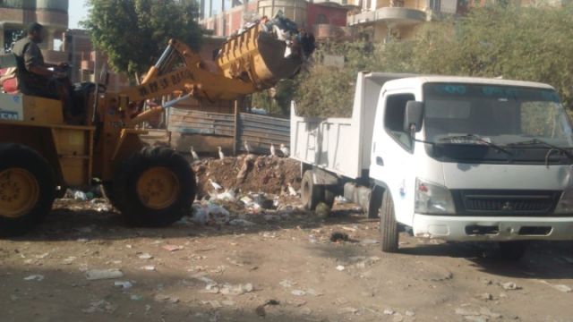 جانب من حملة رفع القمامة بقرية الشموت