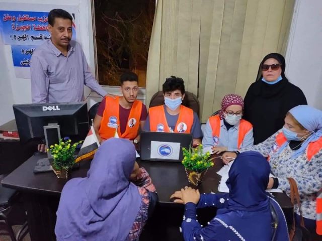 إستكمال أمانة قسم الهرم لمساعدة الأهالي في التسجيل بموقع وزارة الصحة لتلقي لقاح فيروس كورونا