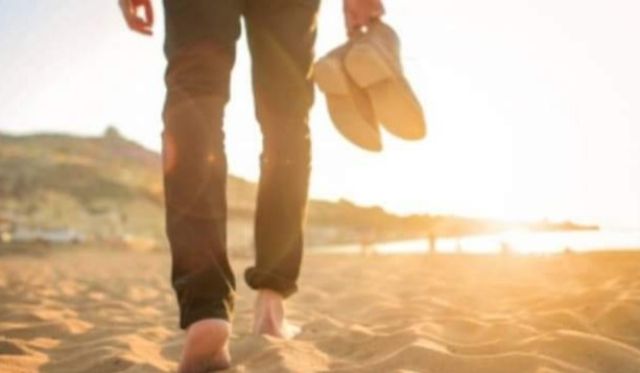 المشي حافي علي الرمال له فوائد صحية كبيرة