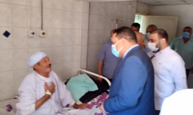وكيل وزارة الصحة خلال زيارته لمستشفي قويسنا
