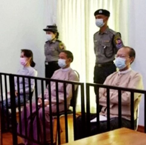 سان سوكي مع مستشاريها اثناء المحاكمة