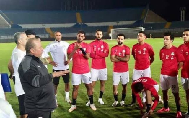 شوقي غريب مع لاعبي المنتخب الوطني الاولمبي