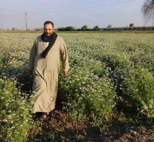 عمرو منصور احد الفلاحين المتضررين