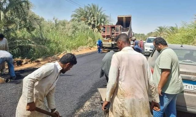 محافظ مطروح يتابع رصف الطرق بسيوة