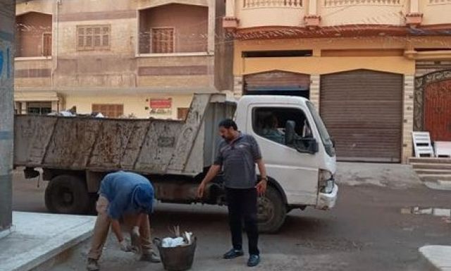 رئيس مدينة المحمودية يتابع جهود فريق عمل النظافة