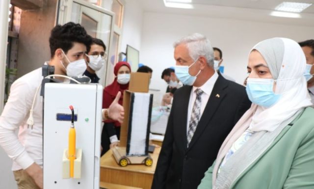 دكتور عادل مبارك اثناء تفقده لمشاريع الطلاب