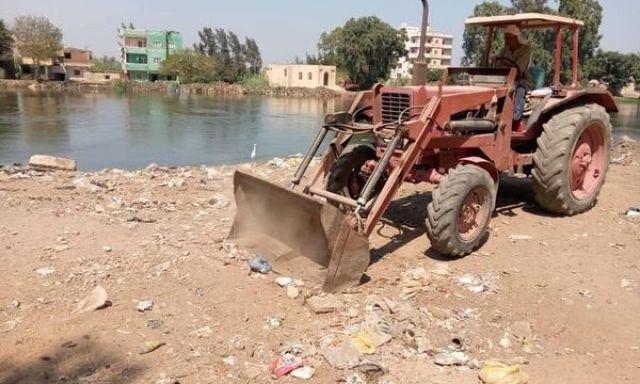 بالصور ... متابعة أعمال النظافة ورفع الاتربه بالطرق الرئيسية ومداخل القرى بكوم حماده