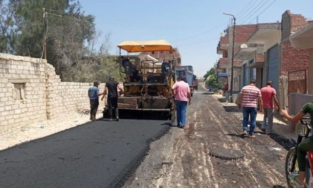 بالصور...حمزه  يتابع أعمال رصف طريق شارع المعهد الدينى بوادى النطرون