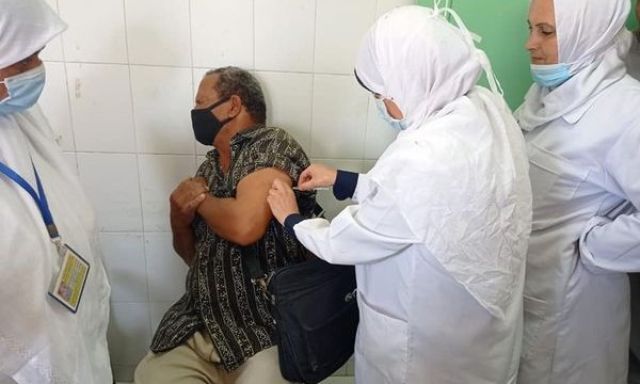 بالصور ... الإدارات الصحية بالبحيرة  تقوم بتطعيم المواطنين  لقاح فيروس كورونا