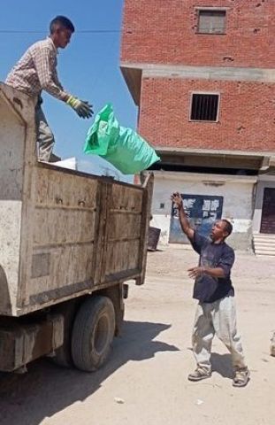 بالصور.... متابعة أعمال النظافة اليومية بقرية بغداد فى مركز بدر