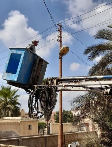 صور ... صيانة كشافات الإنارة بالطرق الرئيسية والفرعية فى مركز ايتاي البارود