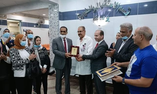 جانب من تكريم الدكتور عبد الحميد الطبياني مدير عام مستشفى إدكو المركزى بمحافظة البحيرة
