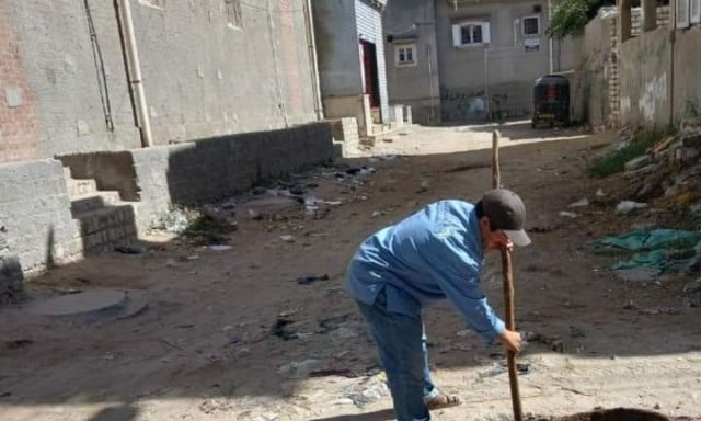 جانب من أعمال تطهير بيارات الصرف الصحي بمدينة إدكو بالبحيرة