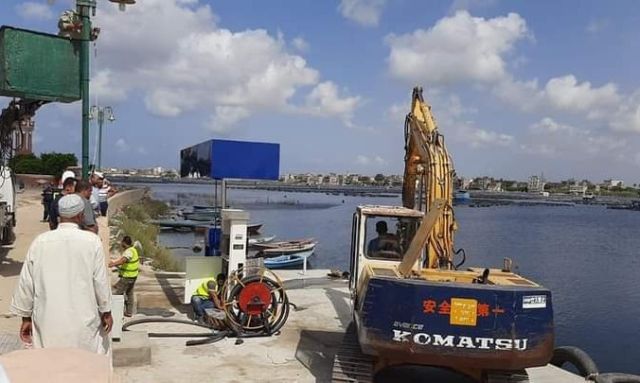 جانب من أعمال إزالة محطة تمويل للسفن بمدينة رشيد بمحافظة البحيرة
