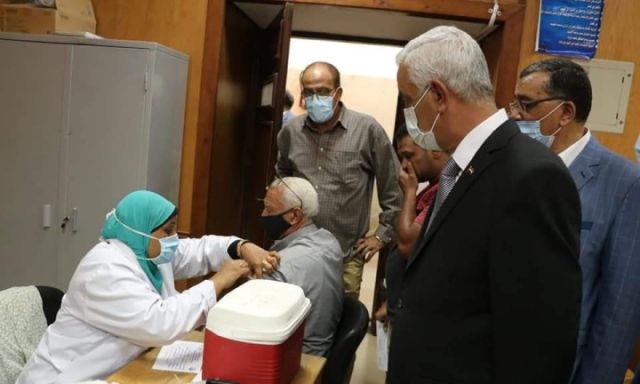 رئيس جامعة المنوفية يتابع تطعيم الطلاب  وهيئة التدريس ضد فيروس كورونا