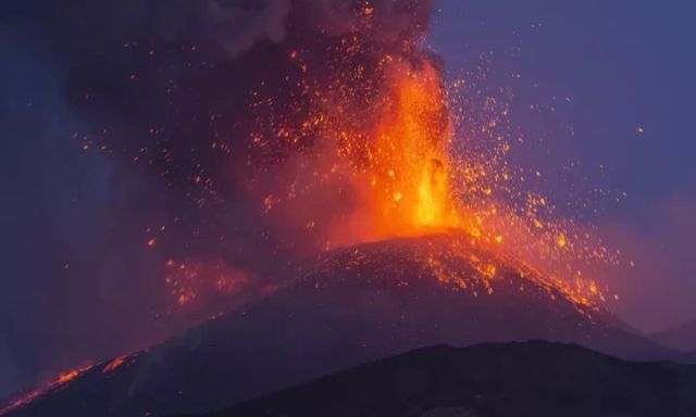 الثوران البركاني بجزيرة لا بالما الإسبانية