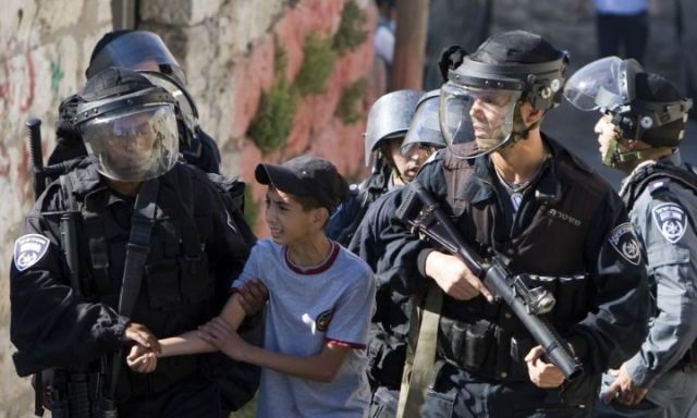 طفل فلسطيني وعناصر من جيش الاحتلال الاسرائيلي
