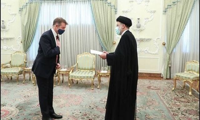 الرئيس الإيراني أثناء إستقباله السفير البريطاني الجديد
