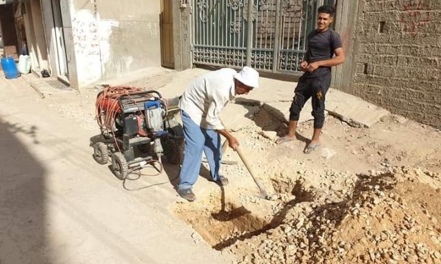 جانب من أعمال رفع المطابق بشارع الجيش بمدينة إدكو بالبحيرة