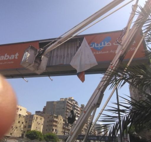 ثلاث حملات لإزالة الإعلانات المخالفة من شوارع وسط الإسكندرية