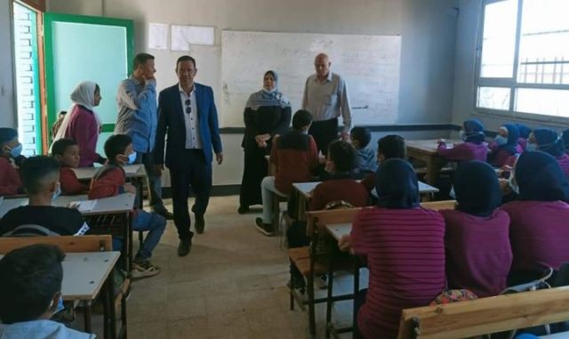 رئيس قرية أم عزام  بالإسماعيلية تتابع سير العملية التعليمية  في بداية العام الدراسي الجديد
