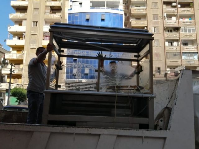 حملتان لإزالة المخالفات والاعلانات وسط الإسكندرية