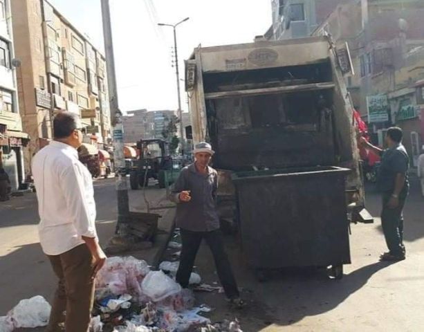 رفع القمامة من الطرق والشوارع