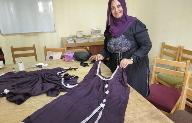 بالصور ..الأستاذة حفيظة سعد تنفذ فستان بالمقاس والتفصيل