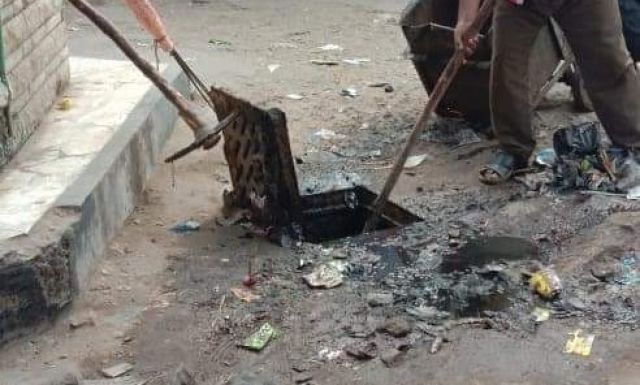 جانب من أعمال تطهير صفايات الأمطار بعدة مناطق بمدينة رشيد بمحافظة البحيرة