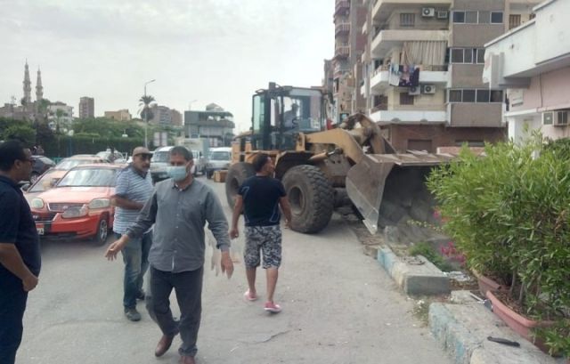 «الشحات» يقوم بمتابعة أعمال قسم المشروعات بحي ثان الإسماعيلية أمام نادي الشجرة