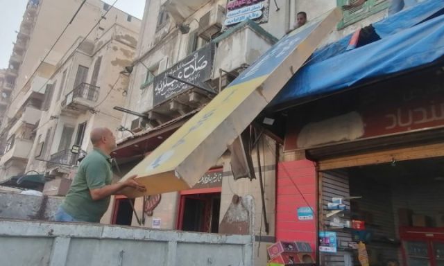 وسط الإسكندرية يستكمل حملة إزالة الإعلانات المخالفة