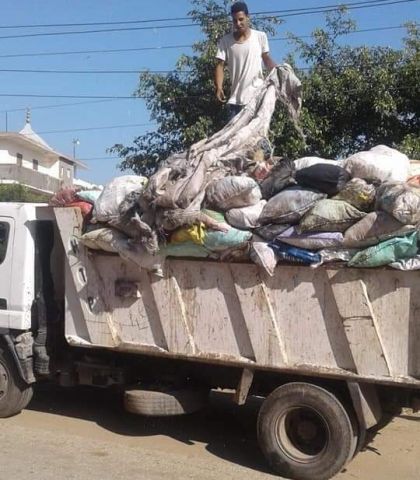 رفع القمامة من الطرق والشوارع