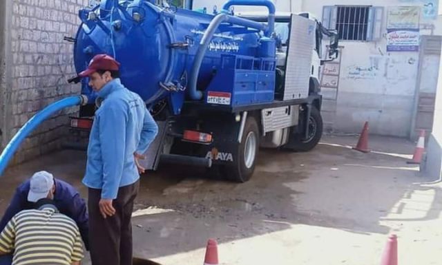 جانب من أعمال تطهير بيارات الصرف الصحي وصفايات الأمطار بنطاق مدينة إدكو بالبحيرة