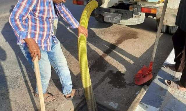 جانب من أعمال تطهير صفايات الأمطار بكورنيش النيل بمدينة رشيد بمحافظة البحيرة