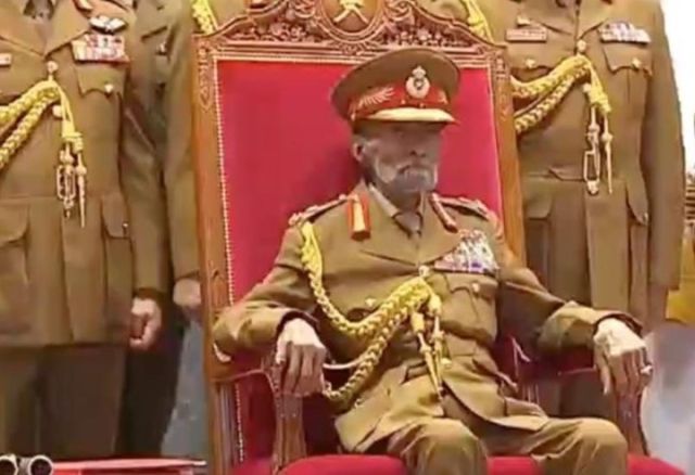 السلطان قابوس اثناء عرض عسكريا في مسقط اليوم