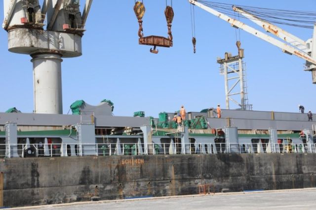 ميناء شرق بورسعيد يستقبل أول سفينة تحمل معدات كوبري «الفردان الجديد»